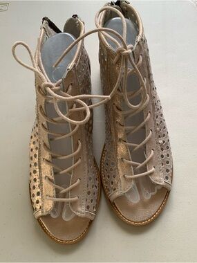 New Musse & Cloud gold perforated leather gladiator ankle  shoes US size 7